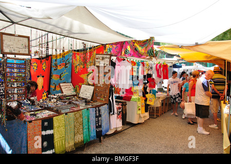 Bunte Stände, der Hippiemarkt Punta Arabi, Es Cana, Ibiza, Balearen, Spanien Stockfoto