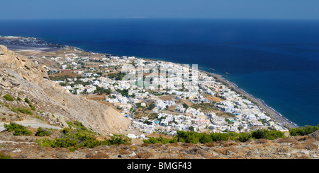 Blick vom Mount Mésa Vounó, Standort der antiken Thera, in Richtung Kamari, Santorin, Griechenland. Stockfoto