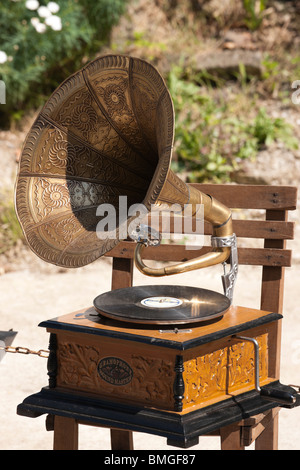 Türkei Antalya - alte Sound Master Grammophon mit türkischem Stil des Schnitzens und Metallarbeiten Stockfoto