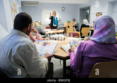 Junge ägyptische Deutschlehrer schließen sich einen Workshop über die Verbesserung ihrer pädagogischen Fähigkeiten am Goethe-Institut Stockfoto