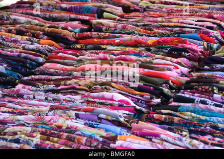 Türkei-Antalya - Manavgat Markt bunte Textilien Stockfoto