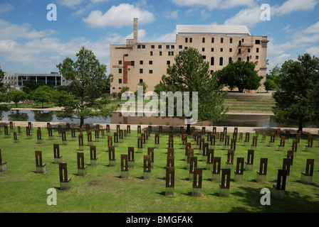 Das Feld der leeren Stühle am Oklahoma City National Memorial, USA. Stockfoto