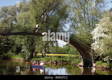 Brücke über [Fluss Cherwell] im Sommer [University Parks], Oxford, England, UK Stockfoto