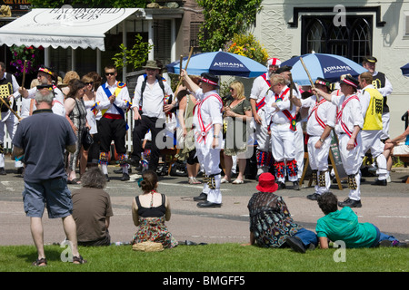 Moriskentänzer in Finchingfield Village Essex England Stockfoto