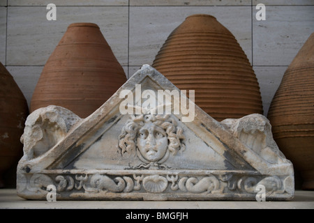 Türkei Antalya - Antalya Museum - Ausstellung in den Gärten mit Medusenhaupt auf Tür timpanum Stockfoto