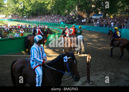 Reiter zu Beginn des Rennens (Mossa), Palio di Ferrara, Italien Stockfoto