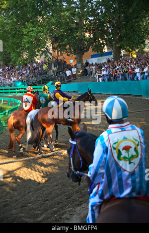 Reiter zu Beginn des Rennens (Mossa), Palio di Ferrara, Italien Stockfoto