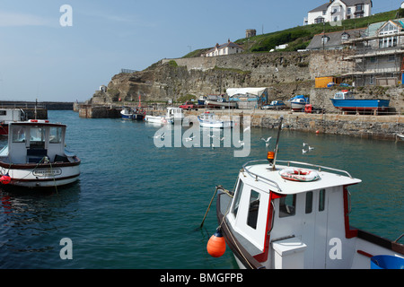 Boote im Hafen von Portreath, Cornwall UK. Stockfoto