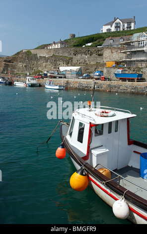 Boote im Hafen von Portreath, Cornwall UK. Stockfoto