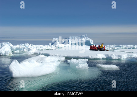 Touristen in ein Schlauchboot und Eisberge in der Nähe von Coronation Island, Süd-Orkney-Inseln, Antarktis Stockfoto