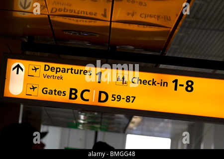 Flughafen-Wegweiser am Flughafen Schiphol (Amsterdam, Niederlande) Stockfoto
