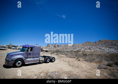 Ein LKW geparkt in der Mojave-Wüste, Southern California, USA, Vereinigte Staaten, Stockfoto