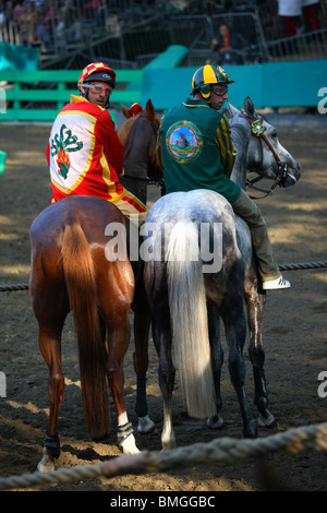 Reiter zu Beginn zwischen den Seilen (Canapi), Palio Ferrara, Italien Stockfoto