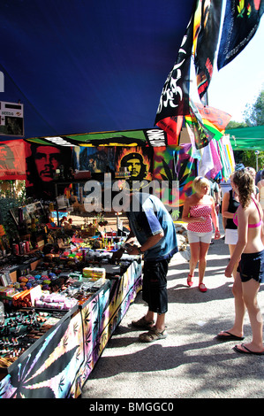 Bunte Stände, der Hippiemarkt Punta Arabi, Es Cana, Ibiza, Balearen, Spanien Stockfoto