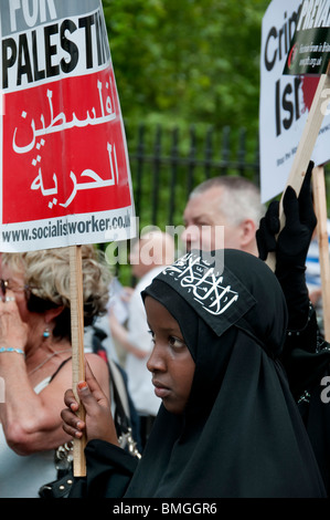 12.000 Demonstranten marschieren in London zum israelischen Botschaft Mord auf Relief Hilfsflotte vor Küste von Gaza-Aktivisten protestieren Stockfoto