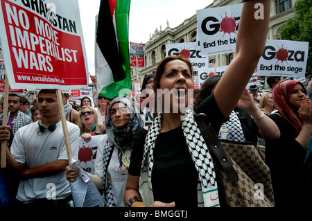 12.000 Demonstranten marschieren in London zum israelischen Botschaft Mord auf Relief Hilfsflotte vor Küste von Gaza-Aktivisten protestieren Stockfoto