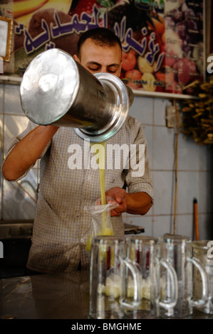 frischem Zuckerrohrsaft, Souk Goma (Freitagsmarkt), Wochenmarkt, südliche Friedhöfe, Khalifa Bezirk, Kairo Stockfoto