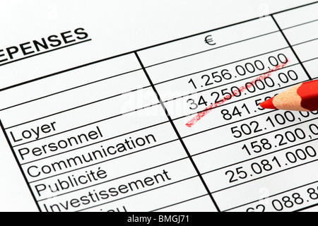 Zahlen in einer Statistik mit rotem Stift auf Französisch. Stockfoto