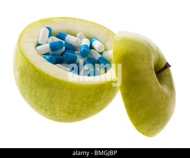 Apfel mit Tabletten Kapseln. Repräsentatives Foto für Vitamintabletten Stockfoto