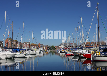 Bild der Liegeplätze und Residenzen in den sicheren Hafen der Sovereign Harbour Marina in East Sussex, England. Stockfoto