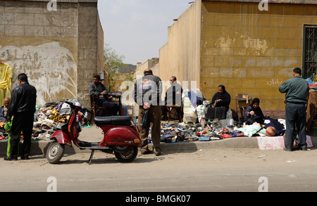 am frühen Morgen Shopper am Souk Goma (Freitagsmarkt), Straße, südlichen Friedhöfe, Khalifa Marktviertel, Kairo Stockfoto