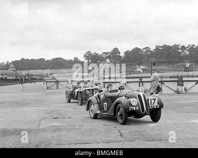 JCC Mitglieder Tag Brooklands 8.7.1939 High-Speed Test. EM-Thomas in Frazer Nash BMW 328 (17) und FR Gardner in Riley 1400 (8). Stockfoto