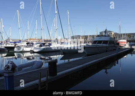 Bild der Liegeplätze und Residenzen in den sicheren Hafen der Sovereign Harbour Marina in East Sussex, England. Stockfoto