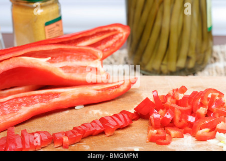 Schneiden Paprika in kleine Scheiben schneiden. Stockfoto