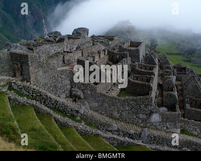 Am frühen Morgen Nebel über der alten Inka-Ruinen in Machu Picchu in der Nähe von Cusco in Peru Stockfoto