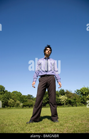 Mann in Businesshemd, Krawatte und Hose im Park stehen Stockfoto