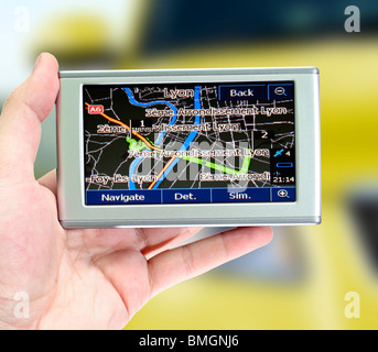 GPS in der Hand eines Mannes. Finde deinen Weg! Stockfoto