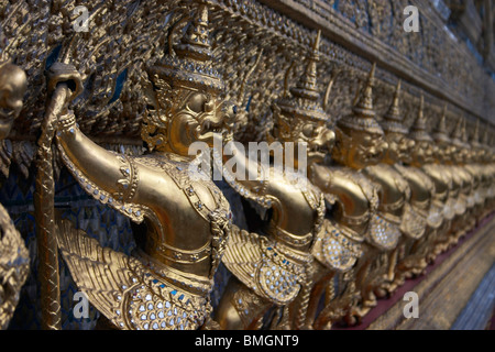 Reich verzierte Garuda Zahlen auf dem äußeren Gang der Tempel des Smaragd-Buddha, Wat Phra Kaeo, Bangkok Stockfoto