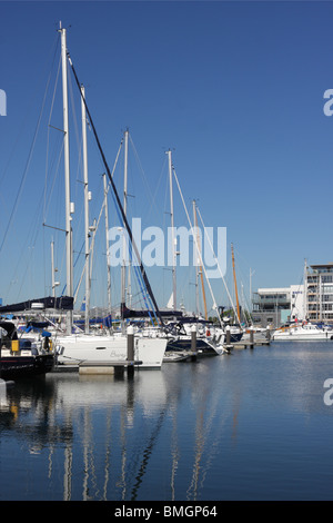 Bild der Liegeplätze und Residenzen in den sicheren Hafen der Sovereign Harbour Marina in East Sussex, England. Stockfoto