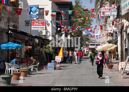 Türkei Antalya - Einkaufsstraße mit Fahnen, türkische nationale Woche feiern Stockfoto