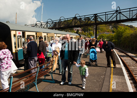 Großbritannien, England, Devon, Kingswear Bahnsteig, Dampf-Bahn-Passagiere Stockfoto