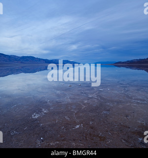 Trübe Winterwetter über temporäre See in Badwater Basin, Death Valley Nationalpark Stockfoto