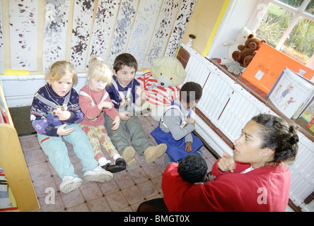 Junge Kinder im Kinderzimmer sind zutiefst taube Kinder, die durch Geschichten Wörter lernen und North London, England, mimen Stockfoto