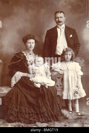 Kabinett Foto von Edwardian Familiengruppe circa 1905 Stockfoto