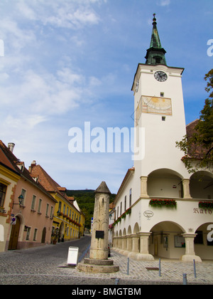 Österreich, Niederösterreich, Gumpoldskirchen, Stadtansicht mit Kirche Stockfoto