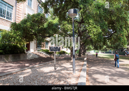 Studenten, die zu Fuß auf Weg vor Schoch Gebäude auf College-Campus der University of Texas at Austin Stockfoto