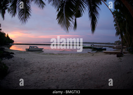 Boot bei Sonnenuntergang am Kai Kecil, Molukken, Indonesien Stockfoto