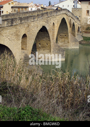 Romanische Brücke von Puente La Reina über Fluss Arga. Navarra. Spanien. JAKOBSWEG. Stockfoto