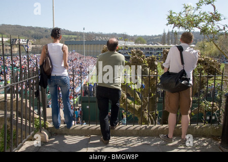 Drei Zuschauer blicken auf ein Bath Rugby-Spiel am Spielgelände, Bath, Somerset, Großbritannien Stockfoto