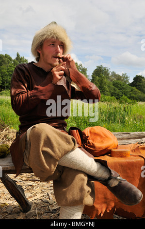 Schauspieler in Viking Kostüm spielt Jude s Harfe in der Viking Stadt Birka auf Bjoerkoe Insel, UNESCO-Welterbe, Schweden Stockfoto