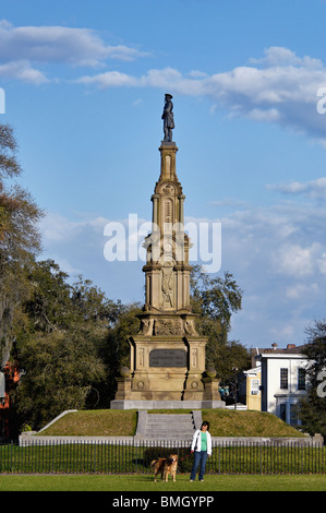 Frau mit Golden Retriever in der Nähe der Confederate Memorial in Forsyth Park in Savannah, Georgia Stockfoto