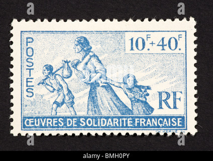 Briefmarke aus Frankreich mit Flüchtlingen Stockfoto