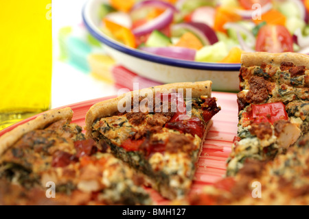 Frisch gebackene geröstete Paprika, Spinat und Feta Start in eine Konditorei mit Keine Personen Stockfoto