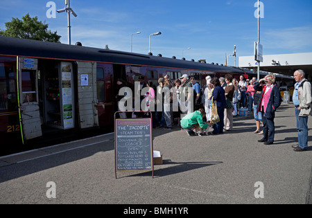 Schlangestehen für Jacobite Steam Train Fort William Bahnhof Lochaber Schottland UK Europe Stockfoto