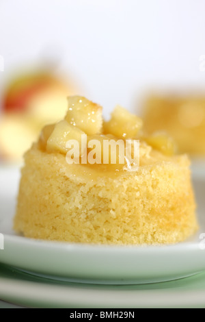 Traditionelle authentische britische's Dessert Eve Pudding mit Apfelkompott vor einem weißen Hintergrund und kein Volk Stockfoto