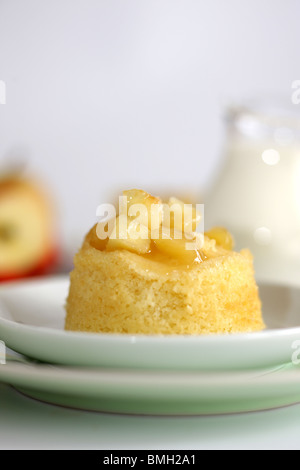 Traditionelle authentische britische's Dessert Eve Pudding mit Apfelkompott vor einem weißen Hintergrund und kein Volk Stockfoto